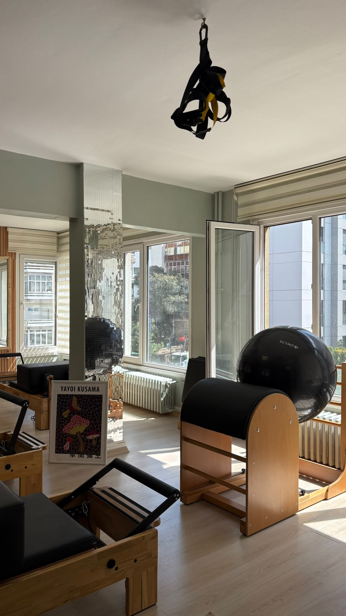 Reformer ve chair, ışıklı stüdyo